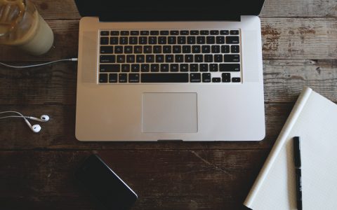 wood-coffee-iphone-notebook-min-2000